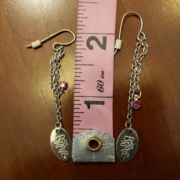 Tm & MGA Bratz Doll Earrings Dangle Silver & Pink - Picture 5 of 6
